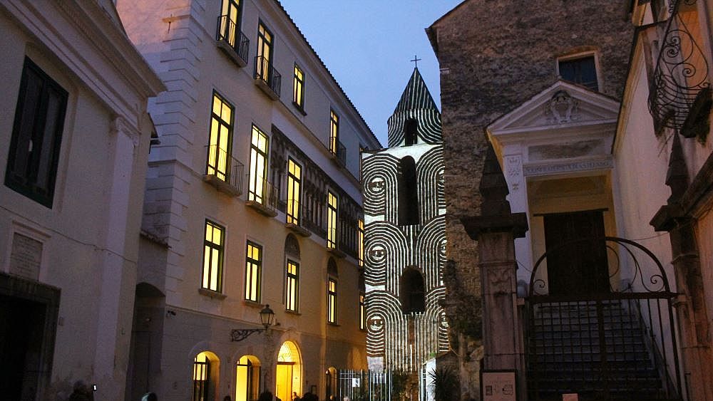 LIpogeo di San Pietro a Corte invaso da straordinari effetti luminosi. Ingresso gratuito per il monumento del Centro storico di Salerno