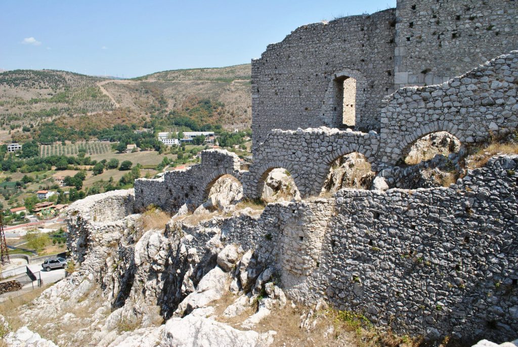 La pietra di roccia: a Salerno Adele Lagi, presenta la sua esperienza lavorativa a Buccino. Appuntamento il 31 marzo alle 16.30 al Palazzo d’Aragona.