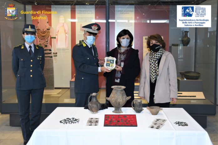 Pontecagnano Faiano. Tornano a splendere nel Museo Archeologico Nazionale i manufatti archeologici sequestrati dalle Fiamme Gialle di Salerno. I beni affidati alla Soprintendente Francesca Casule e alla dott.ssa Luigina Tomay, direttrice del Museo.