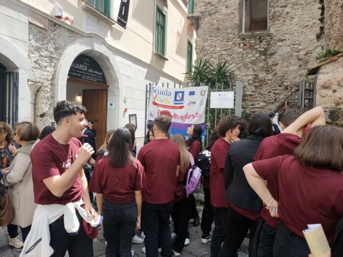 SALERNO / GIORNATA DEI MUSEI, STUDENTI DEL LICEO REGINA MARGHERITA CICERONI A SAN PIETRO A CORTE. Articolo di stampa a cura di Barbara Albero tratto da TV OGGI del 18 maggio 2023