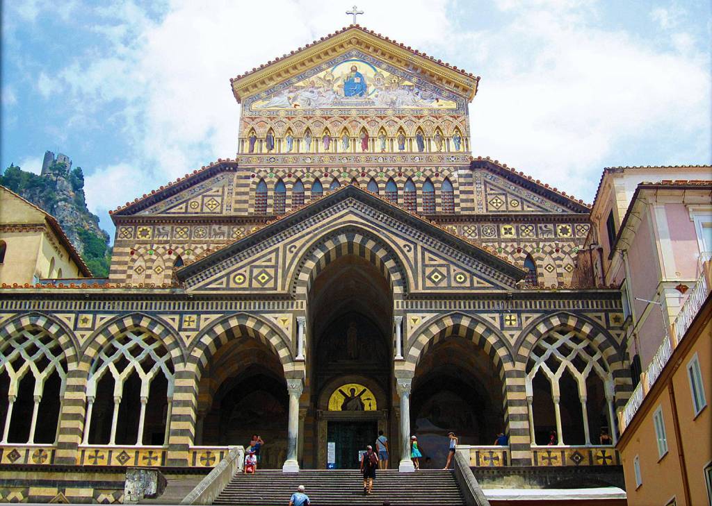 Amalfi (Sa). Iniziano i lavori di restauro conservativo alla facciata ed al campanile del Duomo. A dirigere i lavori la Soprintendenza di Salerno.
