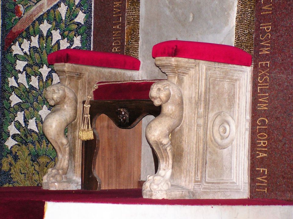 SALERNO – Cattedrale di san Matteo. Transetto: cattedra di Gregorio VII e sculture romaniche  #laculturanonsiferma