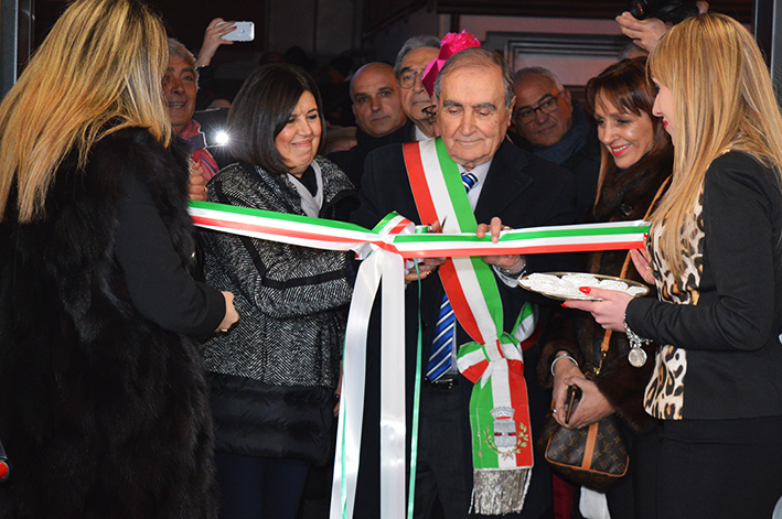 Carife, inaugurato il Museo Archeologico irpino. Ecco lantica Romulea di Johannowsky. La Baronia apre il MAC, un impianto che raccoglie 400 reperti da corredi funerari: L’allestimento sar ulteriormente arricchito in futuro con ulteriori reperti.