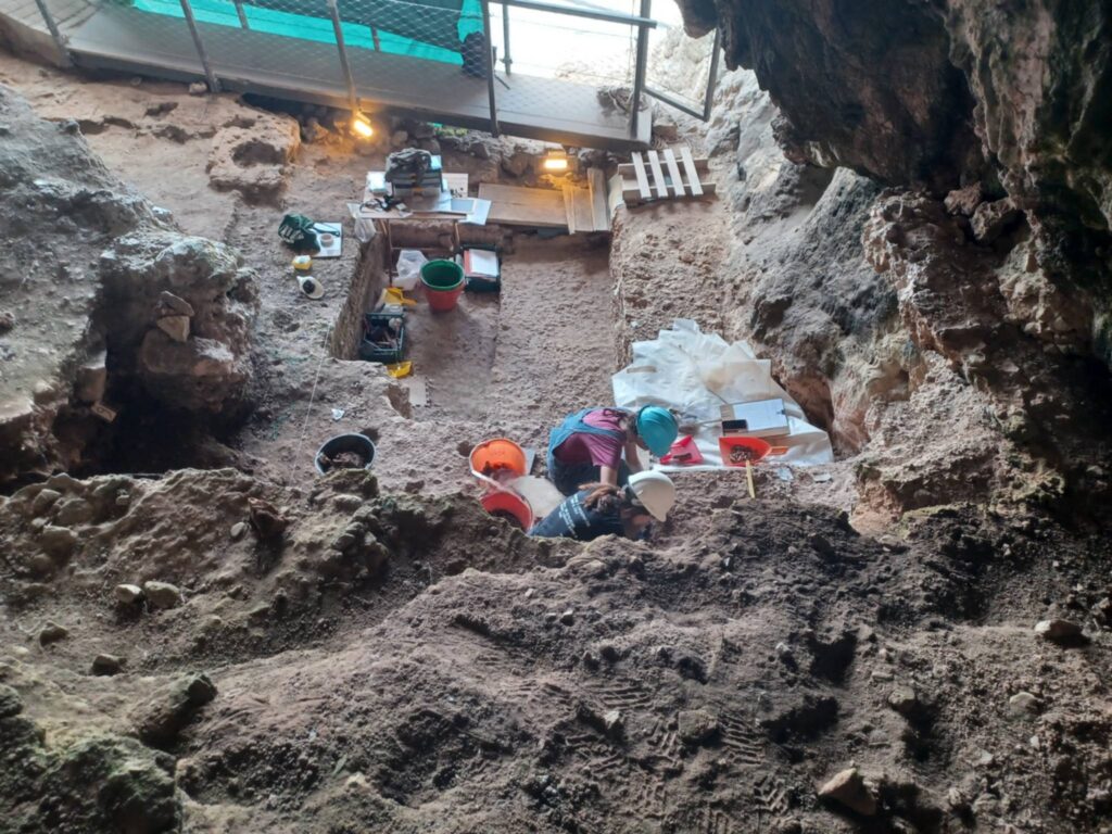 Riprendono gli scavi nelle grotte della Cala e del Poggio a Marina di Camerota